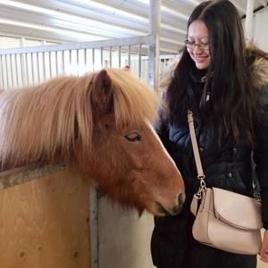 Meet your Posher, Daphne